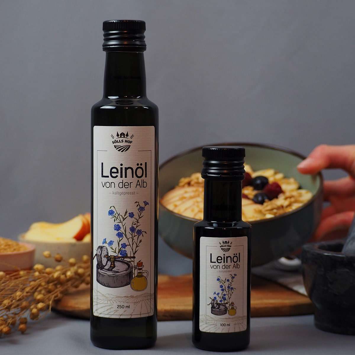 Leinöl von der Alb Müsli im Hintergrund